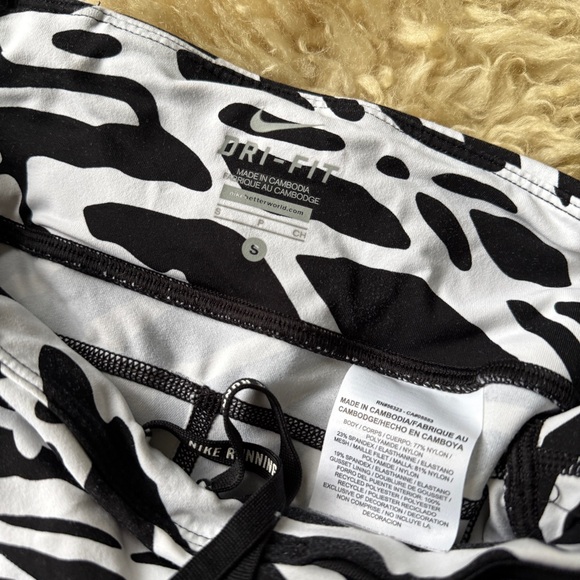 Nike Epic Lux Black and White Dri-FIT Leggings - Picture 7 of 7